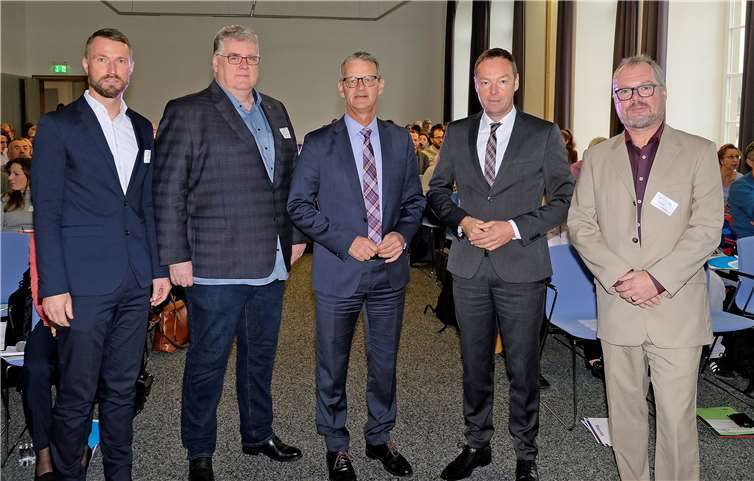 Die Forensiktage der Klinik Nette-Gut lockten 150 Teilnehmer aus mehr als 50 Einrichtungen aus ganz Deutschland an. Das Direktorium mit Pflegedirektor Andreas Emmerich, dem ärztlichen Direktor Dr. Frank Goldbeck (v.l.) und Administrator Peter Blum (r.) freuten sich gemeinsam mit Dr. Gerald Gaß (Geschäftsführer Landeskrankenhaus, M.) und Dr. Alexander Wilhelm (2.v.r.) über den Zuspruch. Foto: Landeskrankenhaus, Pape
