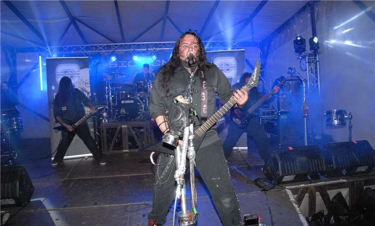 Zwei Tage Livemusik, Headbanging und Erfrischung im Urbacher Freibad Die Formation „Sic Zone“ begeisterte am Freitagabend die Besucher desFestivals und animierte zu ausgelassenem Headbanging und fröhlichen Tänzen.