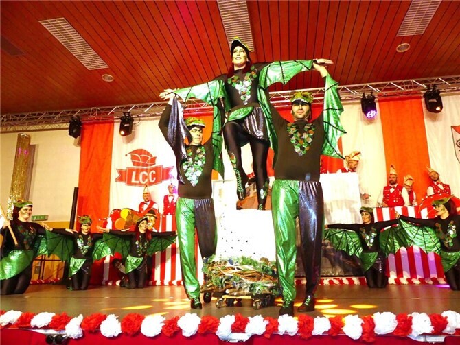 Die Formation der LCC-Showgirls begeisterte das närrische Auditorium mit dem Showtanz “Flying Dragons”. Foto: TE