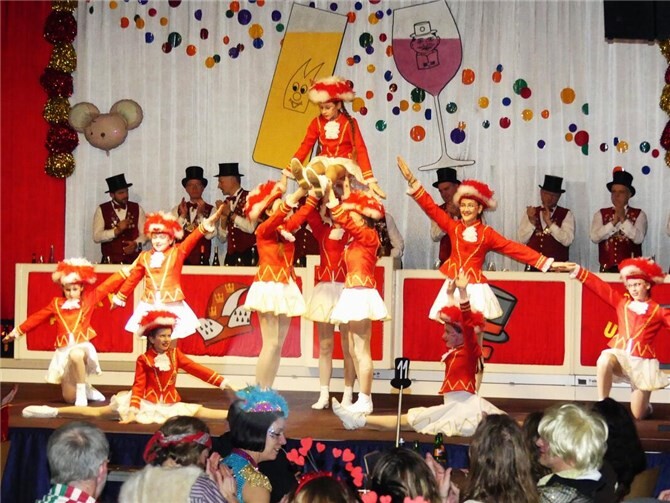 Die Formation der jungen Konfettifunken begeisterten mit einem sehenswerten Gardetanz. Foto: TE