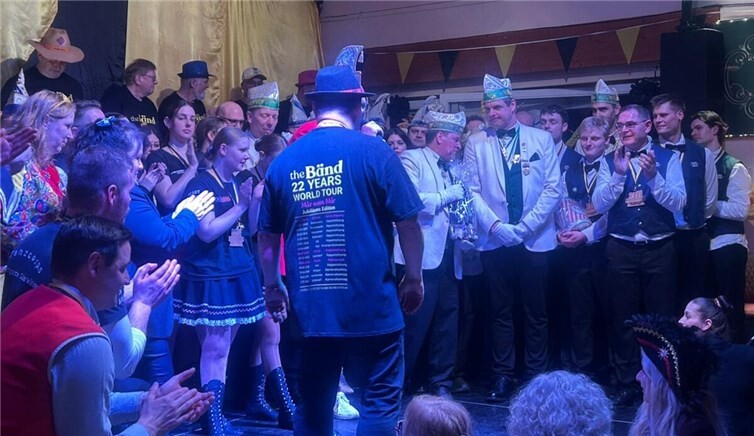 Die Formationen aus Oberwinter gemeinsam mit allen anderen Aktiven beim Abschluss auf der BühneFoto: privat