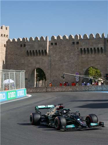 Die Formel 1 Truppe fährt dort, wo es mehr Geld für die Teams und Veranstalter gibt, hier in der malerischen Altstadt von Baku. Foto: Daimler AG