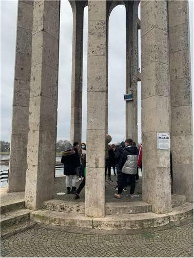 Die Forscherklasse am Pegelturm.