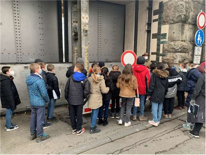 Die Forscherklasse an den Deichtoren. Foto: privat