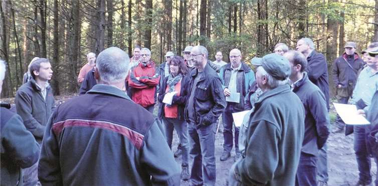 Die Forstleute Bernd Adel und Dr. Stefan Göbel informierten den Gemeinderat und interessierte Bürger über den Zustand des Lieger Waldes, wobei sie auch einen Überblick gaben über die zukünftigen Standorte der Windkraftanlagen. Heinz Kugel