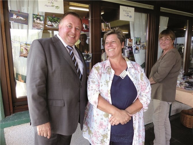 Die Fotoausstellung mit süßen Katzenbildern zeigte Vorsitzende Andrea Brezina auch Landrat Dr. Jürgen Pföhler.WM