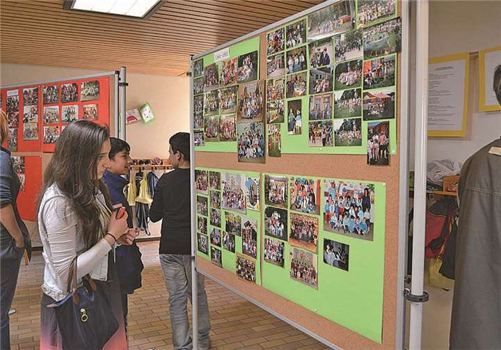 Die Fotoausstellung stieß auf großes Interesse.