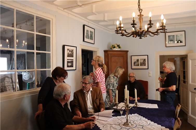 Die Fotografien von Klaus Weidner (2.v.r.) sind sowohl in schwarz-weiß als auch als Farbfotografien zu bewundern.  Foto: Martina Rohfleisch