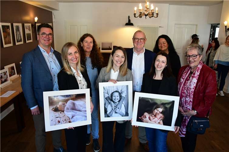 Die Fotografinnen mit (v.li.) Bürgermeister Peter Jung sowie Dr. Ulrike Petry, Fredy Winter, Anja Jung und Beate Dietl (alle AWO).  Foto: Holger Kern