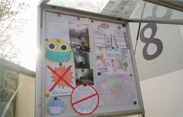 Die Fotos wurden in einem Schaukasten auf der Firmenanlage ausgestellt.