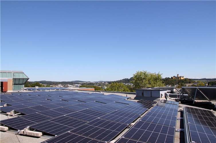Die Fotovoltaik-Anlage auf der BBS in Montabaur ist eines der vielen zukunftsträchtigen Projekte, die der Kreis in den Ferien an den Schulen umsetzt. Copyright: Kreisverwaltung/Corinna Pfeiffer