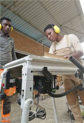 Die Fräse kommt an der Schreinerfachschule in Rubengera zum Einsatz.