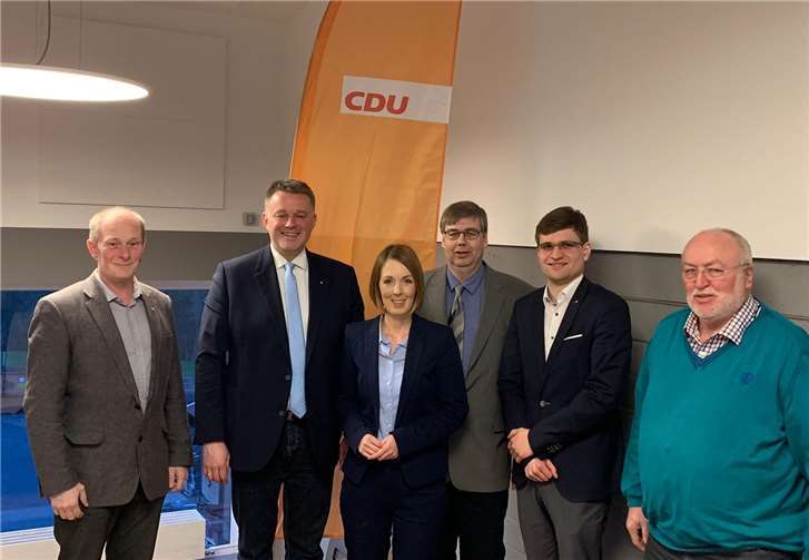 Die Fraktion der Christdemokraten im Mainzer Landtag hat einen Gesetzesentwurf zur Abschaffung der Straßenausbaubeiträge für Anlieger vorgelegt. Da diese Ausbaubeiträge auch bei anstehenden Projekten im Puderbacher Land immer wieder Grundeigentümer treffen können, hatte der Puderbacher CDU-Gemeindeverband die beiden Landtagsabgeordneten Gordon Schnieder und Ellen Demuth eingeladen, um interessierte Bürger über die Initiative zu informieren.Foto: privat