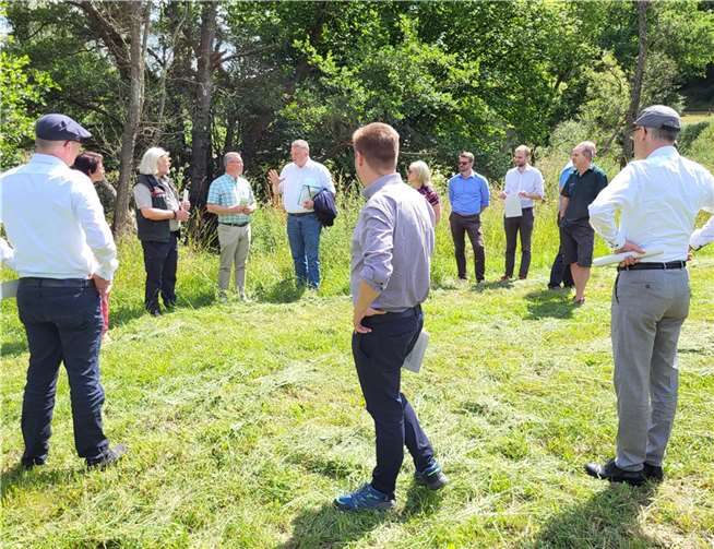 Die Fraktion im Gespräch mit Forstamtsleiter Winand Schmitz.  Foto: privat