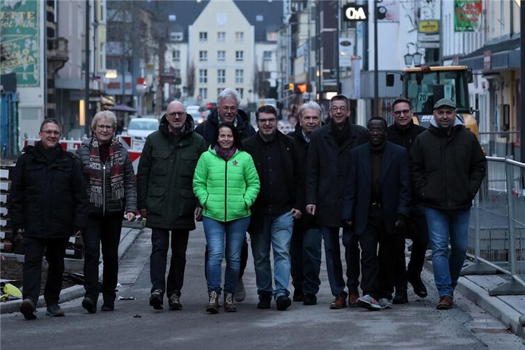 Die Fraktionen des Neuwieder Bündnisses informieren sich kurz vor der Fertigstellung der neu gestalteten Schloßstr. vor Ort über den Baufortschritt und sind angetan vom Ergebnis der 2 jährigen Baumaßnahme.   