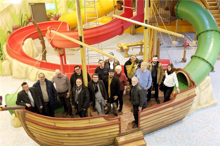 Die Fraktionen von CDU, Bündnis90/die Grünen, BSW, FWG und FDP in der neuen „Rutschenwelt“ der Deichwelle kurz vor der Inbetriebnahme am 29.03.2026