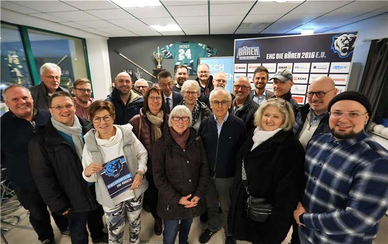 Die Fraktionen von CDU, FWG und Bündnis 90/Die Grünen im Stadtrat haben sich zu einem Austausch mit dem Vorstand des EHC 2016 Die Bären im Icehouse getroffen.  Foto: Papaya-Koalition