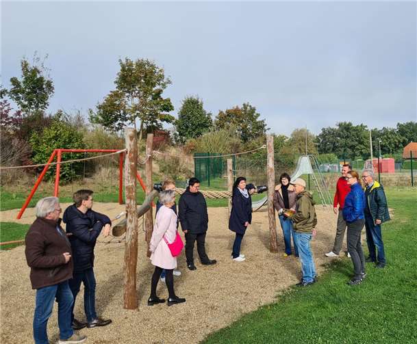 Die Fraktionsmitglieder während der Begehung auf dem Spielplatz am Koberner Weg zu sehen. Foto: privat