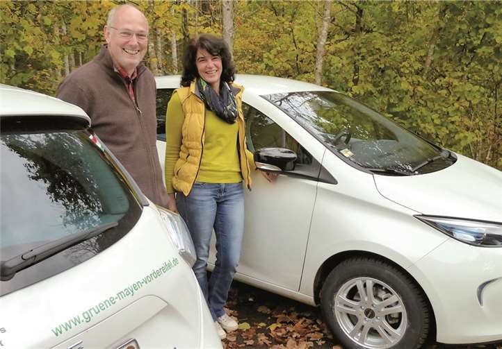 Die Fraktionsvorsitzende von Bündnis90/Die Grünen Jutta Wein im Verbandsgemeinderat Rhein-Mosel und ihr Kollege Martin Schmitt aus dem Verbandsgemeinderat Vordereifel fahren elektrisch.privat