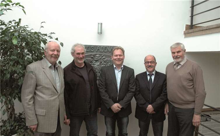 Die Fraktionsvorsitzenden, die nach der Wahl nicht mehr dabei sind (v.l.) Mike Henneberger (FD), Gereon Schürmann (ÖDP), Wolfgang Frings (SPD), Wilfried Börder (CDU) und Beigeordneter Ulrich Kasper. UM