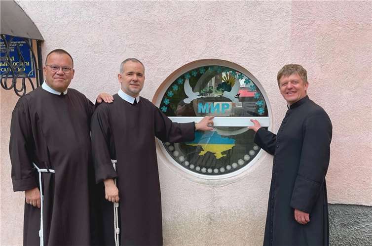 Die Franziskanerbrüder vom Heiligen Kreuz halten schon seit einigen Jahren einen regen Austausch mit der Pfarrei in der Westukraine. Von links nach rechts: Bruder Bonifatius, Bruder Timotheus und Gemeindepfarrer Mykola aus Tscherwonohrad setzen sich für den Frieden ein. Quelle: Franziskanerbrüder vom Heiligen Kreuz