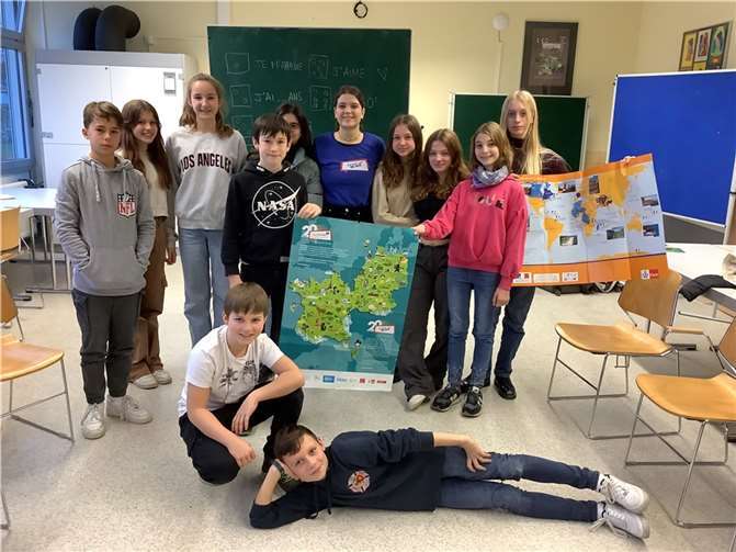 Die Französin Camélia Michel, die für dieses Programm in ganz NRW unterwegs ist, kam am letzten Schultag vor den Weihnachtsferien zu Besuch, um Schüler:innen für die französische Kultur und Sprache zu begeistern. Foto: Anika Stichl