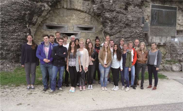 Die Französisch-Kurse der Jahrgangsstufe 13 des Rhein-Gymnasiums Sinzig vor Fort Douaumont.privat
