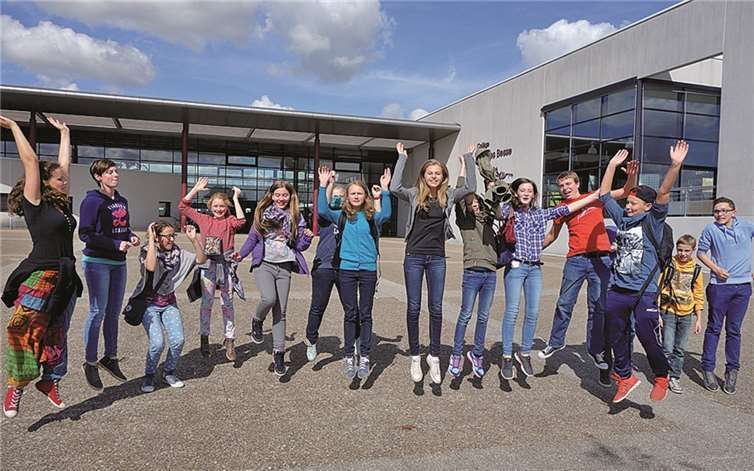 Die Französisch-Schüler des RGS vor dem collège in Loches.privat