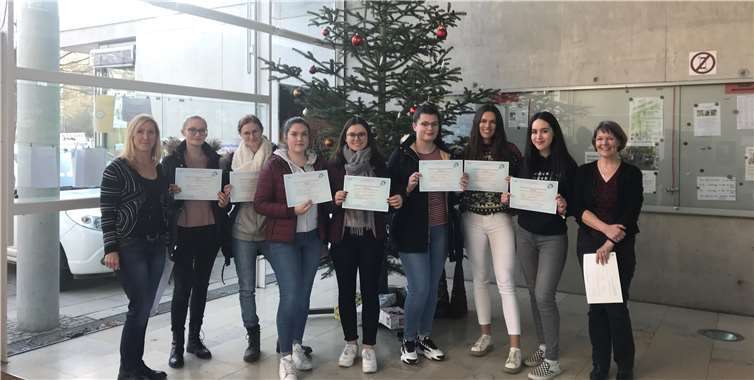Die Französischlehrerinnen Christina Amediek (links) und Monika Bliss (rechts) sind stolz auf die Erfolge ihrer Schülerinnen und Schüler. Foto: privat