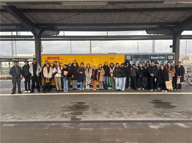 Die „Franzosen“ warten auf den Zug zum Kino. Foto: privat