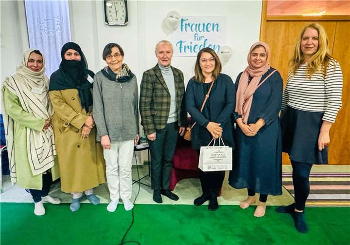 Die Frauen Union Koblenz bei der Frauengruppe der Ahmadiya Moschee. Foto: Sebastian Gratzfeld / CDU Koblenz