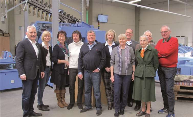 Die Frauen Union besichtigte nach der Unternehmenspräsentation auch die Produktionshalle mit der neuen Verarbeitungsanlage für die Zeitungen und Beilagen. Links im Bild Peter und Gerlinde Krupp. privat