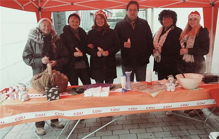 Die Frauen Union heißt die Besucher am 6. Dezember mit einen Schoko-Nikolaus willkommen. Helmsen