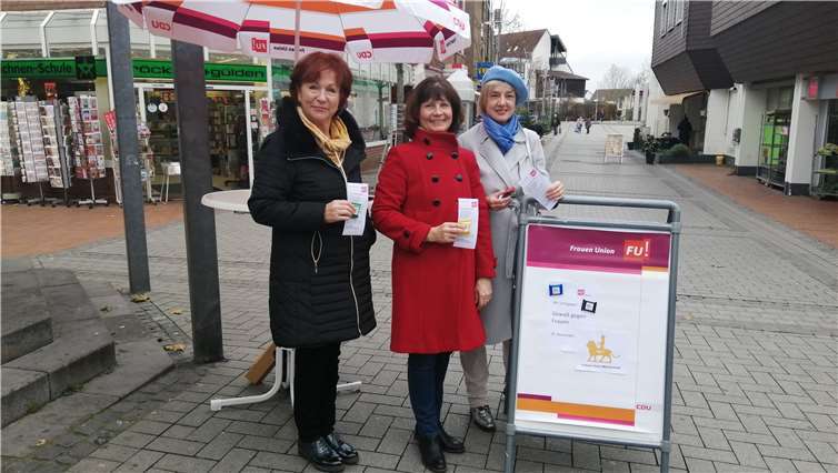 Die Frauen Union informierte am Neuen Markt (v.l.): Anne Viehmann, Sabrina Gutsche, Ariane Stech. Foto: FU Meckenheim