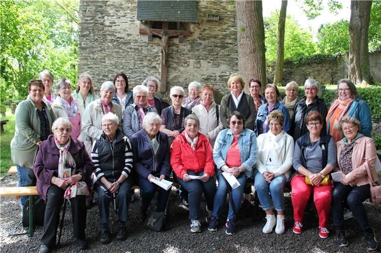 Die Frauen an der alten Kirche. Foto: privat