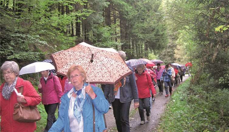 Die Frauen auf ihrem Pilgerweg zur Jodokuskapelle bei Langenfeld.