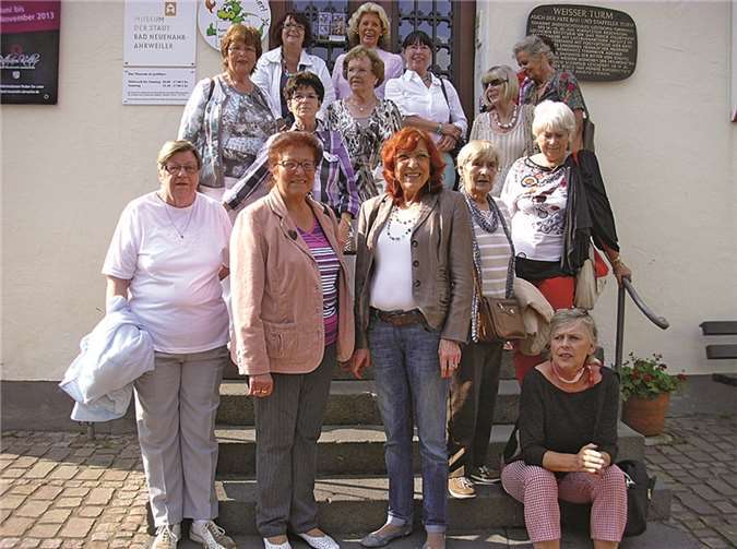 Die Frauen aus Petras Lädchen vor dem weißen Turm in Ahrweiler. privat