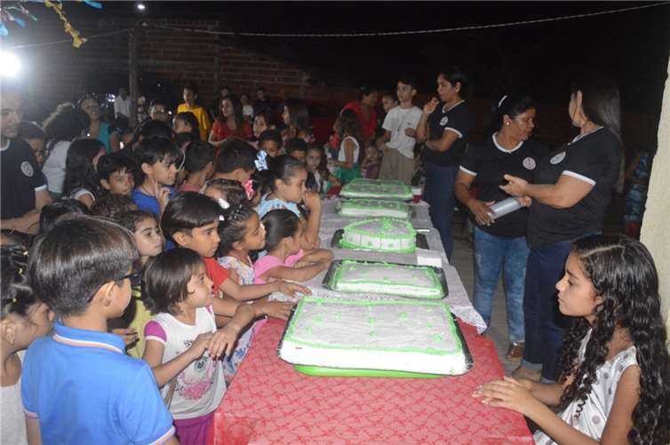 Die Frauen aus der armen Stadtrandsiedlung haben zur Feier des Tages leckeren Kuchen gebacken, der an die Kinder verteilt wurde.  Fotos: Schwester Adelgard Zimmer (ADJC)