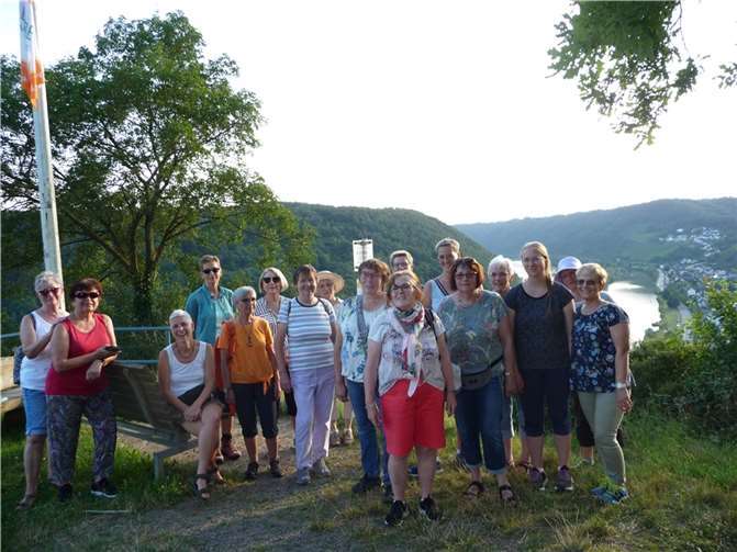 Die Frauen beim Aussichtspunkt der Rabenlay. Foto: privat