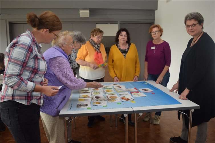 Die Frauen beim Einsortieren der Karten auf der Ernährungspyramide mit der Referentin Dr. Ursula Kannengießer, der Mitarbeiterin der Gesundheitsförderung der Kreisverwaltung Neuwied, Rita Hoffmann-Roth, und der Gleichstellungsbeauftragten der Verbandsgemeinde Puderbach. Quelle: VG Puderbach