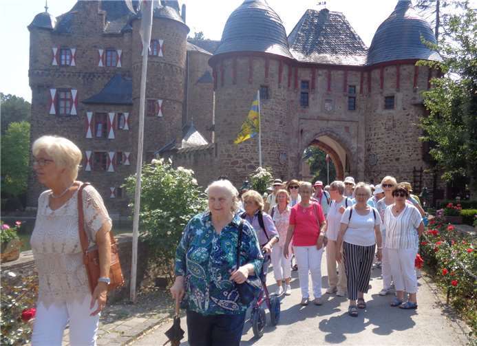 Die Frauen beim Rundgang durch das Außengelände. Fotos: privat