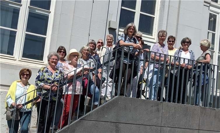 Die Frauen bestaunen die Schlossanlagen der Kaiserin Augusta.  Foto: Helga Zwick