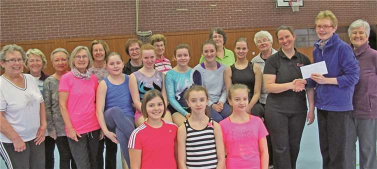Die Frauen der Gymnastikgruppe übergeben ihre Spende an die Trainerin der Gruppe Saltatrix. AB