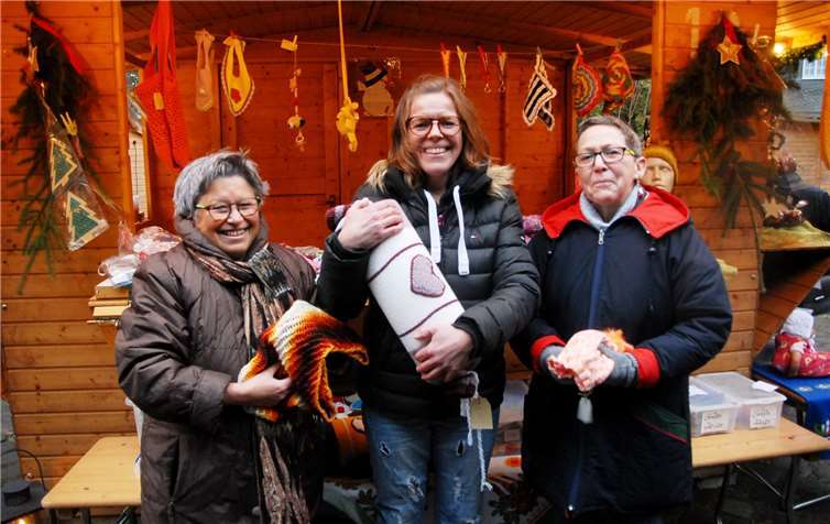 Die Frauen der Interessengemeinschaft Grenzau sind stolz auf ihre selbst hergestellten Strickwaren. Auf dem Christkindlmarkt werden ausschließlich selbst hergestellte Waren angeboten.