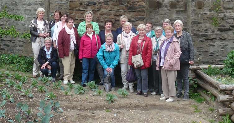 Die Frauen der Kfd Kettig vor dem Wassergraben.Privat