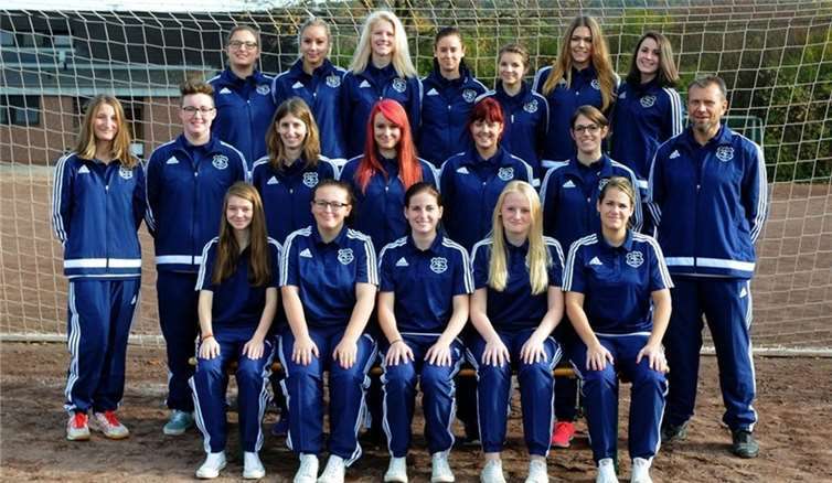 Die Frauen der SG Landskrone Heimersheim (vorn von links): Lesley Sartor, Vanessa Haas, Katrin Hastenrath, Hanna Schimpf, Amelie Gotter. Mittlere Reihe von links: Ivonne Ulrich, Sophie Lüdenbach, Jana Nicolaysen, Jaqueline Lorenz, Eva Barth, Anne Simons, Betreuer Siggi Mix. Hinten von links: Trainerin Michelle Sulewski, Sarah Leydecker, Mariella Cramer, Ina Nolden, Lena Kobus, Laureen Nicolaysen, Marie Heimermann.privat