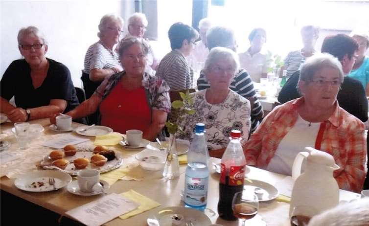 Die Frauen der Sinziger Frauengemeinschaft nahmen am gemütlichen Nachmittag mit anschließender Lichterprozession in Waldorf teil.privat