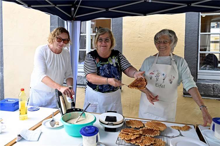 Jede Menge Programm beim Adenauer Heimatfest Die Frauen der katodischen Frauengemeinschaft sorgten mit ihren frisch gebackenen Waffeln für eine der zahlreichen Gaumenfreuden beim Heimatfest. Foto: BURG