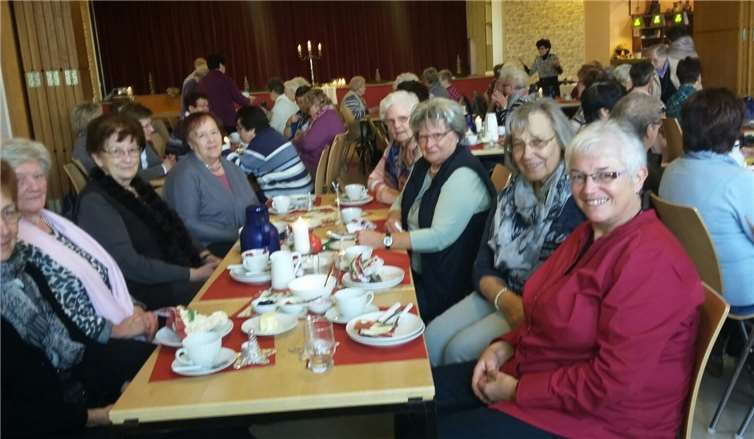 Die Frauen der kfd Kärlich hatten sichtlich Freude am gemeinsamen Frühstück im Pfarrsaal. privat