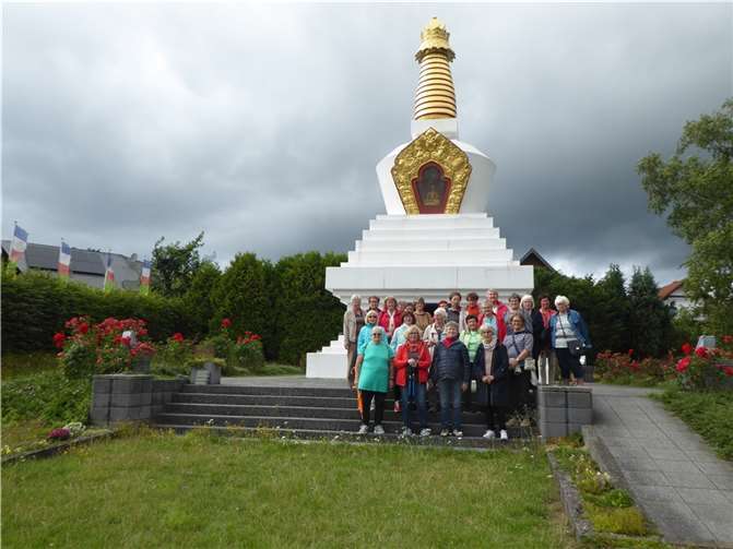 Die Frauen der kfd (Katholische Frauengemeinschaft Deutschlands) und zahlreiche Mitglieder der TG Polch statteten Anfang August dem Kamalashila-Institut in Langenfeld einen Besuch ab. Foto: privat